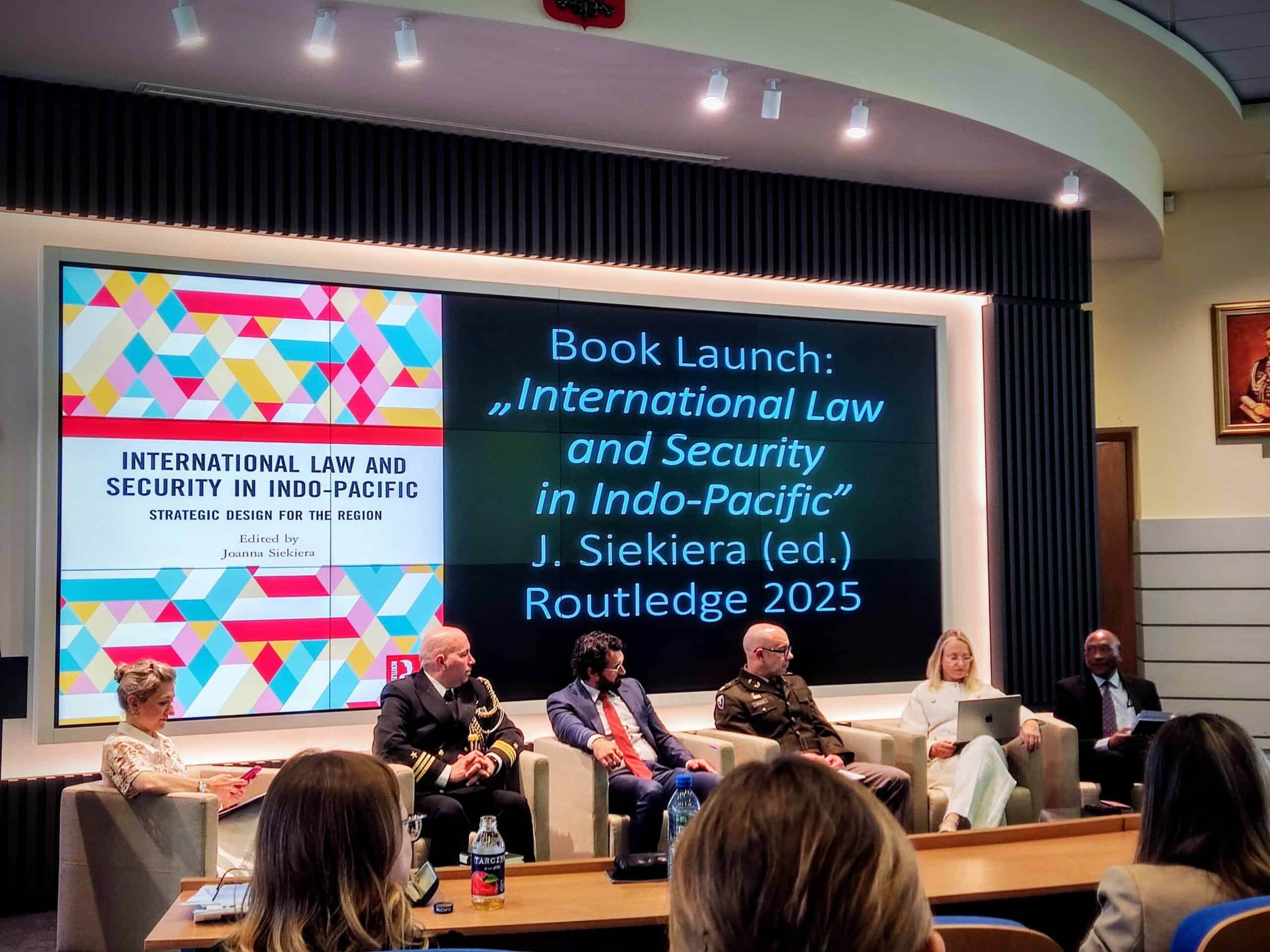od lewej: dr Joanna Siekiera; komandor Clayton Shane (Attaché Marynarki Wojennej USA na Polskę), komandor porucznik Jordan Foley (J.A.G.), major Jonathan Siegler (oficer Armii USA przy Sztabie Generalnym RP), dr Lidia Wiśniewska, dr Joseph T. Jonathan; 17. międzynarodowa konferencja ANZORA